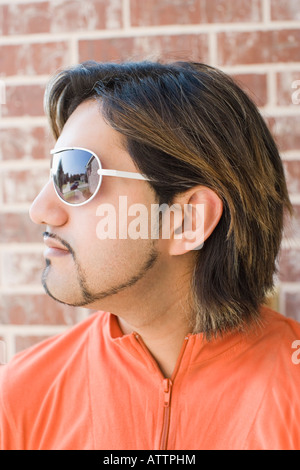 Close-up of a young man wearing sunglasses Banque D'Images