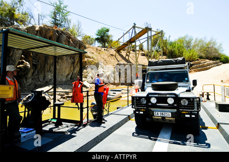 Ai Ais Richtersveld Transfrontier Parc National à Sendelingsdrift Ponton sur la Rivière Orange avec Land Rover Banque D'Images