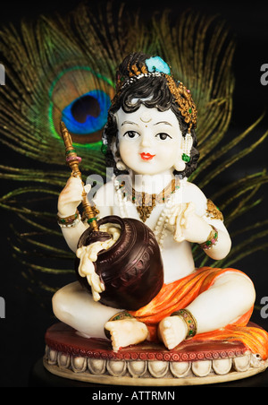 Close-up d'une figurine de dieu Krishna avec une plume de paon Banque D'Images