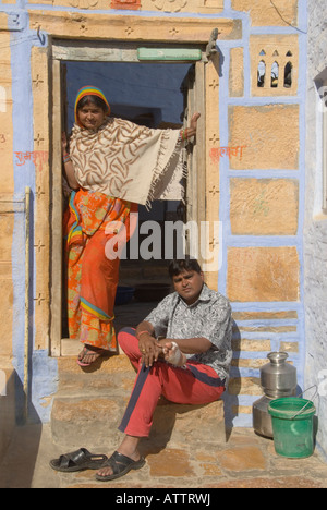 Portrait d'un homme et de la femme dans l'embrasure d'une cour sur une rue de Jaisalmer, Rajasthan, Inde. Banque D'Images