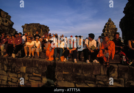 Les touristes regardant le coucher du soleil sur Angkor haut de la temple Phnom Bakheng mountain Banque D'Images