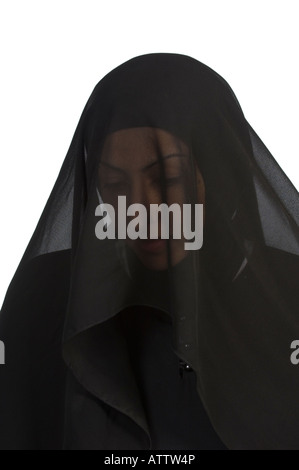 Femme musulmane portant le hijab foulard voile noir Banque D'Images
