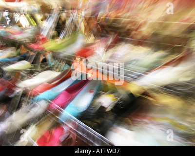 Chaussures en vente sur présentoir en magasin de chaussures dans le motion blur Banque D'Images