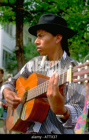 Les 24 ans d'Amérique du Sud Inca Andes jouer de la guitare à Grand vieux jour Foire de rue. St Paul Minnesota USA Banque D'Images