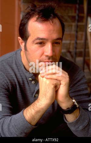 L'âge de 30 ans homme Latino penser de façon réfléchie dans les mains sur le menton. St Paul Minnesota USA Banque D'Images