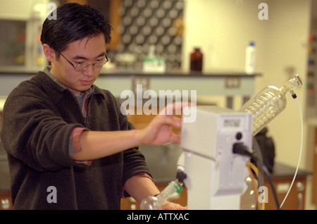 Étudiant en sciences de l'Asie de 22 ans travaillant en laboratoire. Macalester College St Paul Minnesota USA Banque D'Images