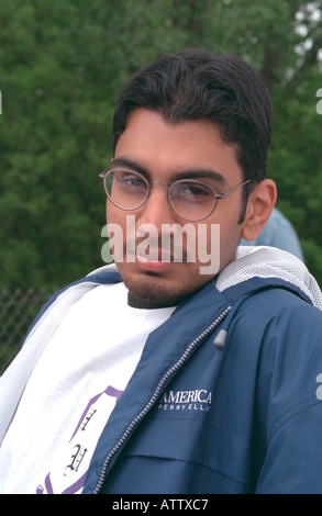 Man l'âge de 22 ans à la recherche de malheureux festival Cinco de Mayo. St Paul Minnesota USA Banque D'Images