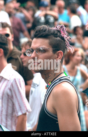 Autre homme âge 30 à la Bastille Day au sérieux. Minneapolis Minnesota USA Banque D'Images