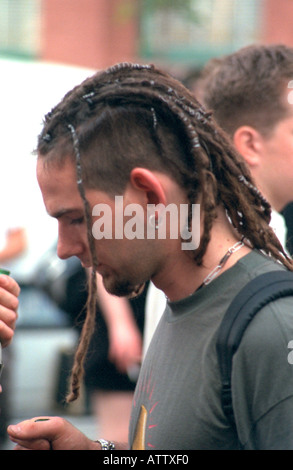 Punk Rocker l'âge de 20 ans avec des dreads à Bastille Day. Minneapolis Minnesota USA Banque D'Images