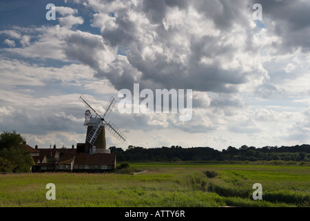 Vue d'un moulin à vent, le CLAJ-next-the-Sea, Norfolk, East Anglia, Angleterre, RU Banque D'Images