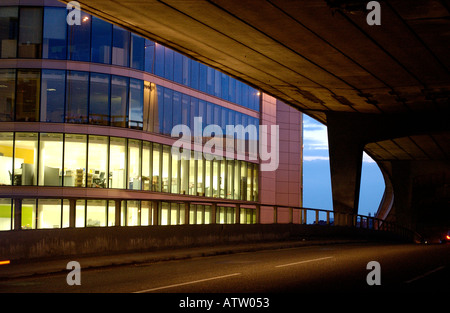 Immeuble de bureaux au crépuscule avec soulevées road running a proximité Banque D'Images