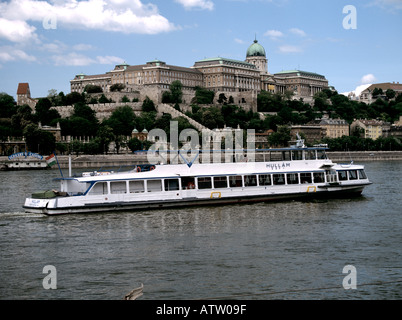 BUDAPEST HONGRIE EUROPE PEUT L'un des bateaux de croisière en passant le palais de Buda sur le Danube Banque D'Images