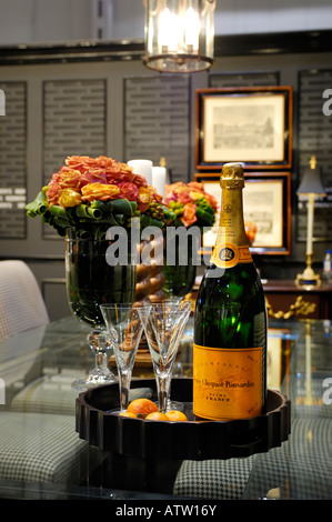 Bouteille de champagne Veuve Clicquot Ponsardin brut sur une table Banque D'Images