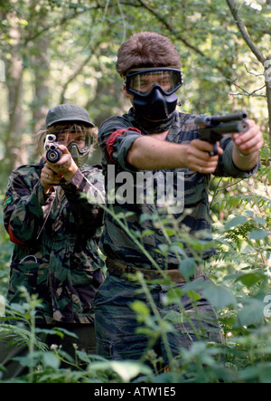 Jouant le jeu de guerre paint ball. Banque D'Images