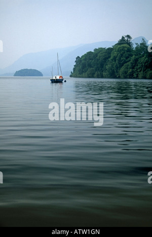 Voile sur Derwentwater, Lake District, Cumbria, Royaume-Uni Banque D'Images