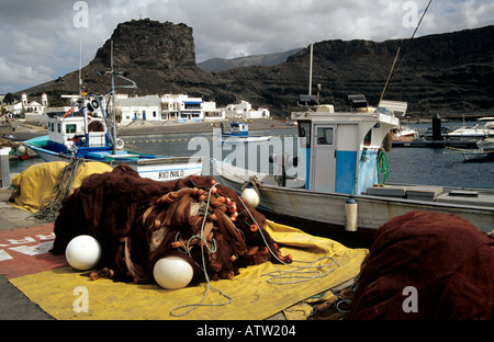 PUERTO DE LAS NIEVES GRAN CANARIA CANARIES Février bateaux de pêche colorés dans le port Banque D'Images