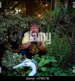 L'observation des oiseaux de la faune enthusiast Bill Oddie à Londres en Angleterre en Grande-Bretagne au Royaume-Uni Banque D'Images