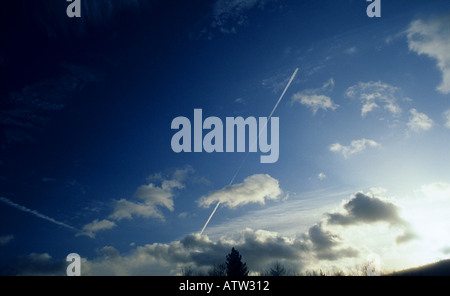 La formation de nuages sur ciel bleu Banque D'Images