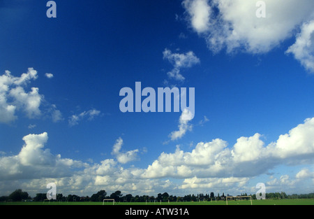 La formation de nuages sur ciel bleu Banque D'Images