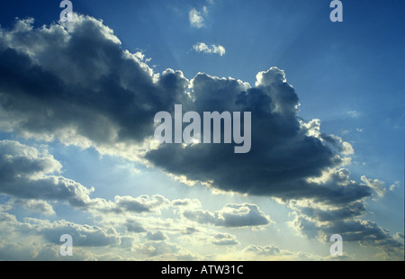 La formation de nuages sur ciel bleu soleil bas Banque D'Images