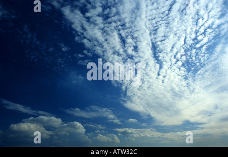 La formation de nuages sur ciel bleu Banque D'Images