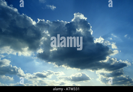 La formation de nuages sur ciel bleu Banque D'Images