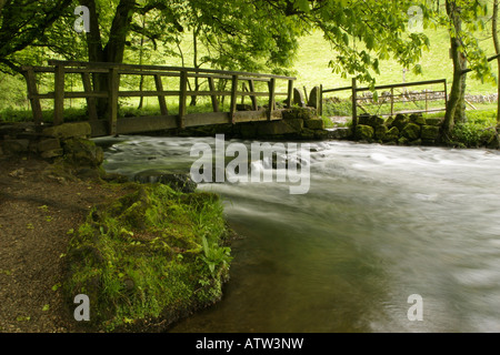 Une passerelle traversant la rivière Dove à Beresford Dale, parc national de Peak District Banque D'Images