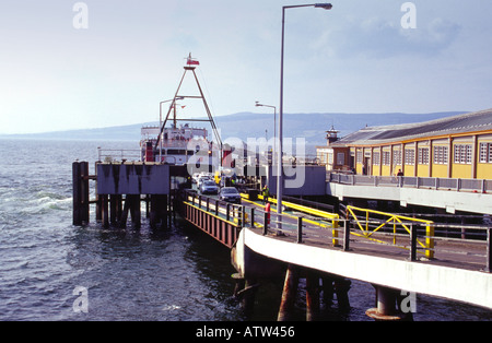 Ferry Calmac jupiter le déchargement à Wemyss Bay parce qu'elles viennent de Rothesay sur l'île de Bute l'estuaire de la Clyde en Écosse Banque D'Images