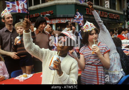 Royal Wedding, fête de rue dans 'Oxford Street' pour célébrer le mariage du Prince Charles et Lady Diana Spencer Londres Angleterre. 1981 HOMER SYKES Banque D'Images