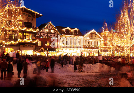 Leavenworth Washington ville avec des lumières de Noël au crépuscule Banque D'Images