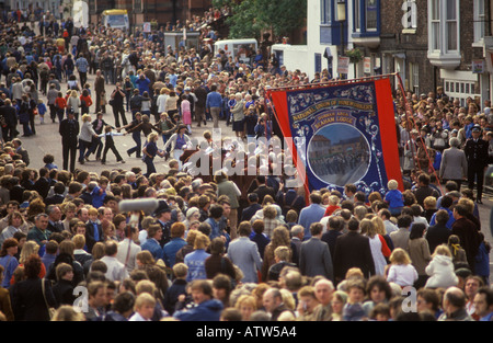 Ring a ring o roses enfants jouant à danser à la comptine à Durham Miners Gala County Durham Angleterre 1980s 1981 UK HOMER SYKES Banque D'Images