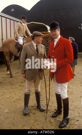 Le major Ronnie Wallace et le 11e duc de Marlborough lors d'une rencontre de chasse au renard. La Heythrop Hunt. Nether Worton Oxfordshire Angleterre années 1990 1991 HOMER SYKES Banque D'Images