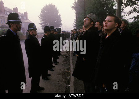 Les mineurs de charbon frappent 1984 les piquets de grève font face à une ligne de police alors que les scabs pénètrent dans la mine de charbon Gascoigne Wood Drift mine Yorkshire Selby Coalfield 1980s UK Banque D'Images