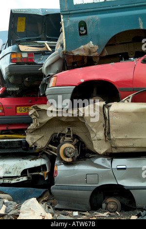 Pile de voitures dans breakers yard Banque D'Images