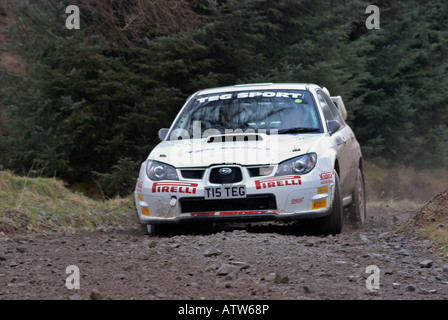 Voiture de rallye sur une forêt spécial étape d'un rallye sport automobile Banque D'Images