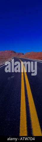 Image panoramique de country road to nowhere et centre jaune lignes, Utah, USA. Photo par Willy Matheisl Banque D'Images