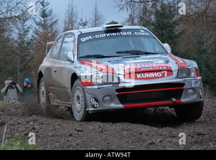 Voiture de rallye sur une forêt spécial étape d'un rallye sport automobile Banque D'Images