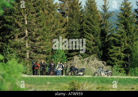 Les motards prennent une pause sur le B500 Schwarzwaldhochstrasse Forêt Noire Allemagne 2005 Banque D'Images