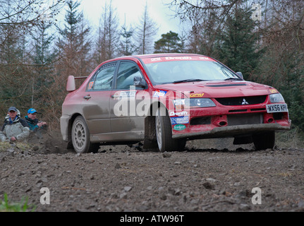 Voiture de rallye sur une forêt spécial étape d'un rallye sport automobile Banque D'Images