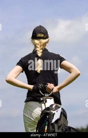 Femme blonde avec sac de golf caddy sur Banque D'Images