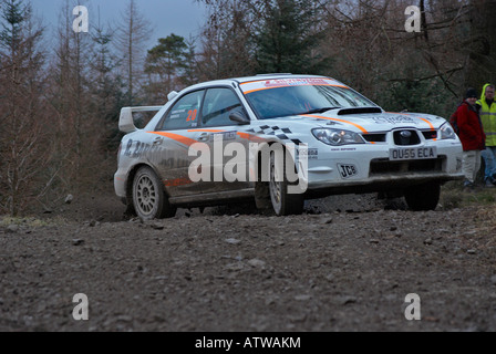 Voiture de rallye sur une forêt spécial étape d'un rallye sport automobile Banque D'Images