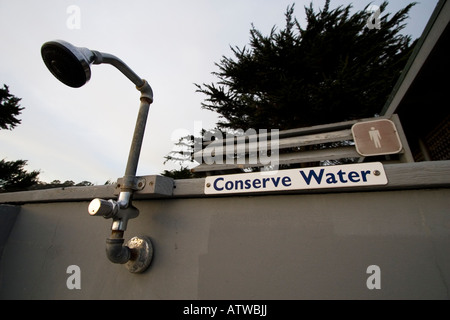 La conservation de l'eau signe sur une douche à Stinson Beach, au nord de San Francisco, Californie, Février 29, 2008. (Photo de Kevin Bartram Banque D'Images