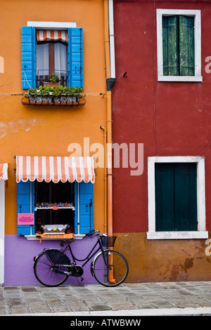 Maisons colorées et boutique avec bike appuyés contre le mur Burano Italie Veneto Banque D'Images