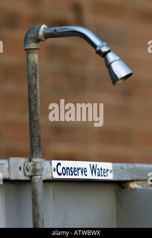 La conservation de l'eau signe sur une douche à Stinson Beach, au nord de San Francisco, Californie, Février 29, 2008. (Photo de Kevin Bartram Banque D'Images