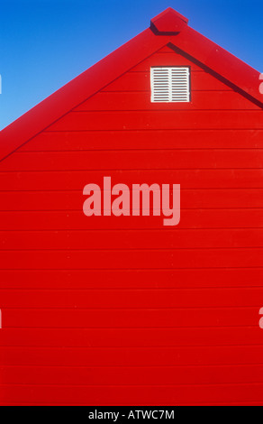 Détail de scarlet red beach hut en bois peint ou une remise ou chalet ou d'un kiosque sous ciel bleu clair Banque D'Images