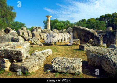 Les ruines du temple de Zeus et l'éparpillement demeure de colonnes de ancinet Olympia, Grèce Banque D'Images