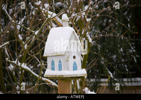 Style de l'église maison d'oiseau recouvert de neige Banque D'Images