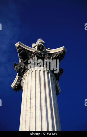 La colonne Nelson dans le centre de Trafalgar Square à Londres. Banque D'Images