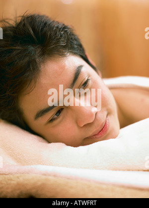 Man resting on bed bénéficiant d'un soin spa Banque D'Images