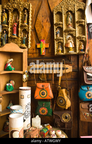 Mexique Guanajuato objets de décoration pour la vente au magasin de détail d'articles en cuir fait main en céramique et bois sculpté affiche en magasin Banque D'Images